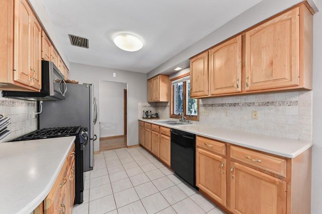 5319 W Sunnyside DRIVE, Mequon, WI 53092