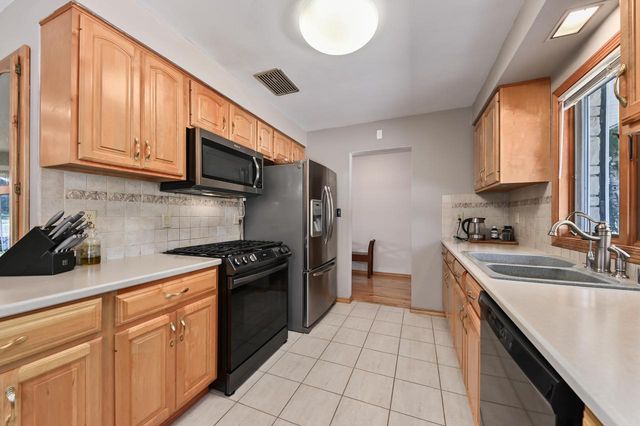 5319 W Sunnyside DRIVE, Mequon, WI 53092