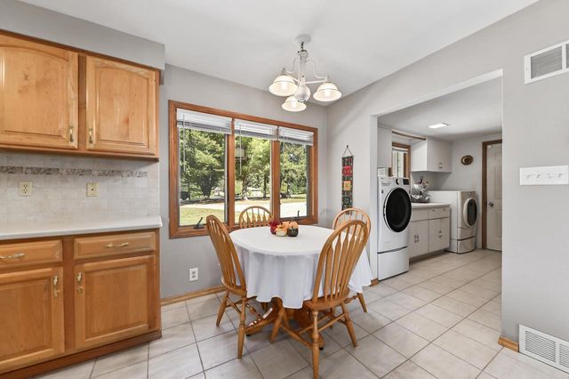 5319 W Sunnyside DRIVE, Mequon, WI 53092