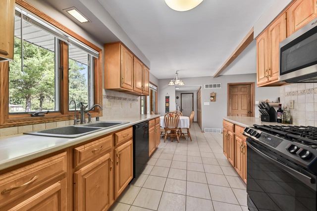 5319 W Sunnyside DRIVE, Mequon, WI 53092