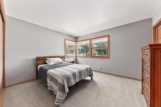 5319 W Sunnyside DRIVE, Mequon, WI 53092