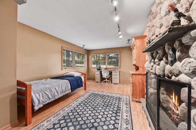 5319 W Sunnyside DRIVE, Mequon, WI 53092