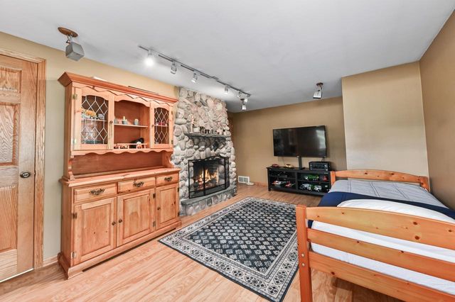 5319 W Sunnyside DRIVE, Mequon, WI 53092