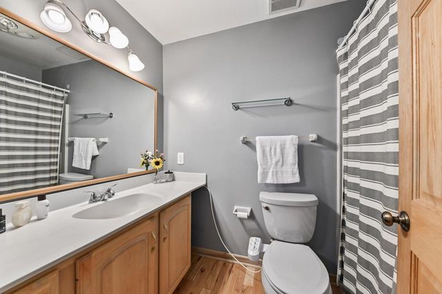 5319 W Sunnyside DRIVE, Mequon, WI 53092