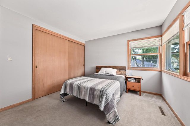 5319 W Sunnyside DRIVE, Mequon, WI 53092