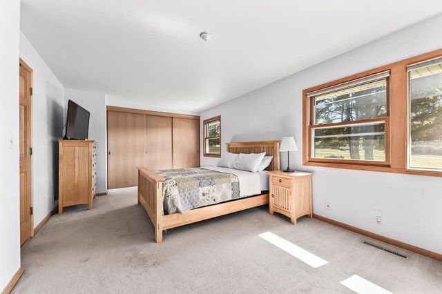 5319 W Sunnyside DRIVE, Mequon, WI 53092