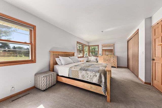 5319 W Sunnyside DRIVE, Mequon, WI 53092