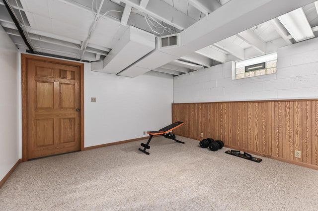 5319 W Sunnyside DRIVE, Mequon, WI 53092