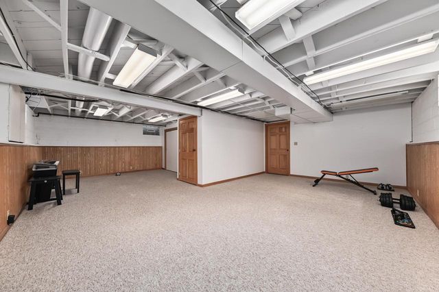 5319 W Sunnyside DRIVE, Mequon, WI 53092
