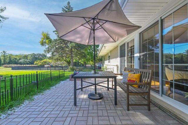 5319 W Sunnyside DRIVE, Mequon, WI 53092