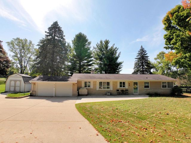 5319 W Sunnyside DRIVE, Mequon, WI 53092