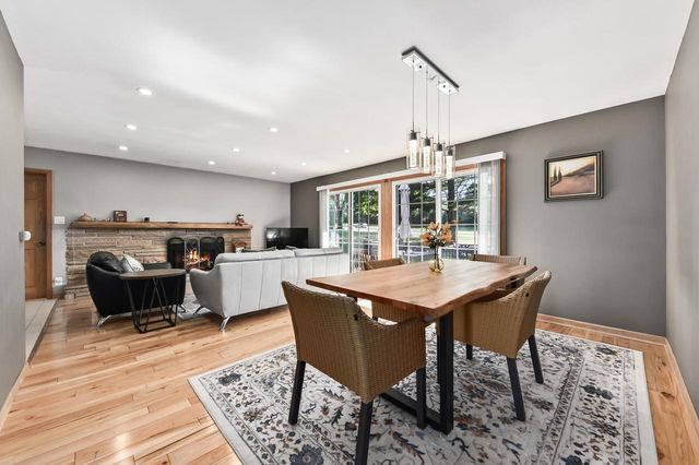 5319 W Sunnyside DRIVE, Mequon, WI 53092