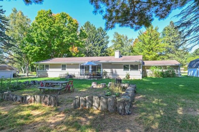 5319 W Sunnyside DRIVE, Mequon, WI 53092