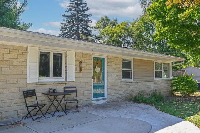 5319 W Sunnyside DRIVE, Mequon, WI 53092