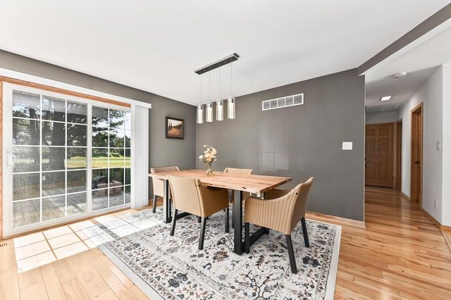 5319 W Sunnyside DRIVE, Mequon, WI 53092