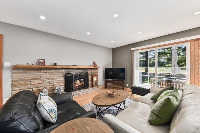 5319 W Sunnyside DRIVE, Mequon, WI 53092