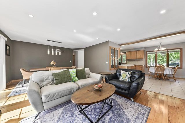 5319 W Sunnyside DRIVE, Mequon, WI 53092