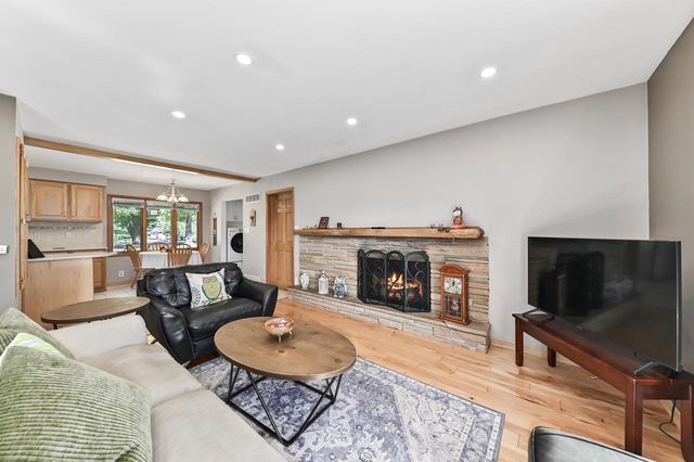 5319 W Sunnyside DRIVE, Mequon, WI 53092
