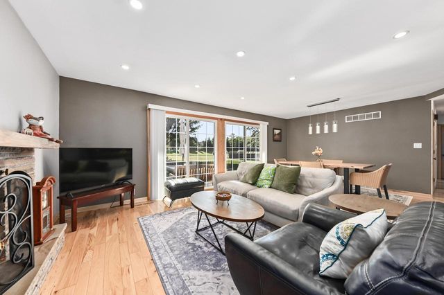 5319 W Sunnyside DRIVE, Mequon, WI 53092