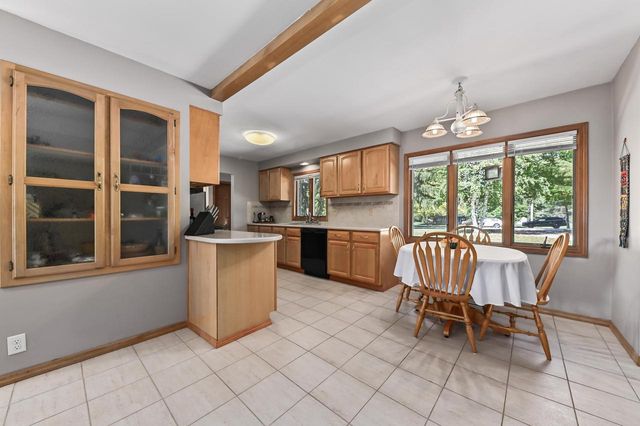 5319 W Sunnyside DRIVE, Mequon, WI 53092