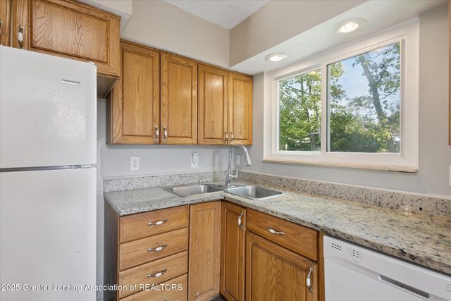 2400 Leon Avenue, Lansing, MI 48906