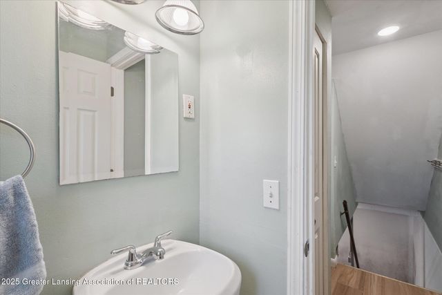 2400 Leon Avenue, Lansing, MI 48906