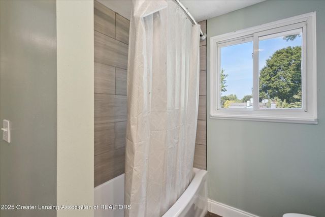 2400 Leon Avenue, Lansing, MI 48906