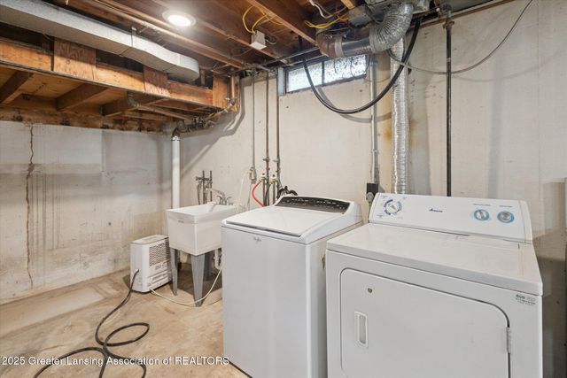 2400 Leon Avenue, Lansing, MI 48906