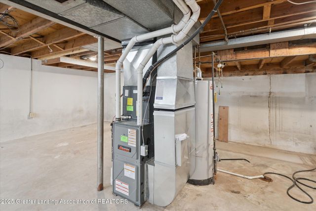 2400 Leon Avenue, Lansing, MI 48906