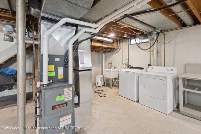 2400 Leon Avenue, Lansing, MI 48906