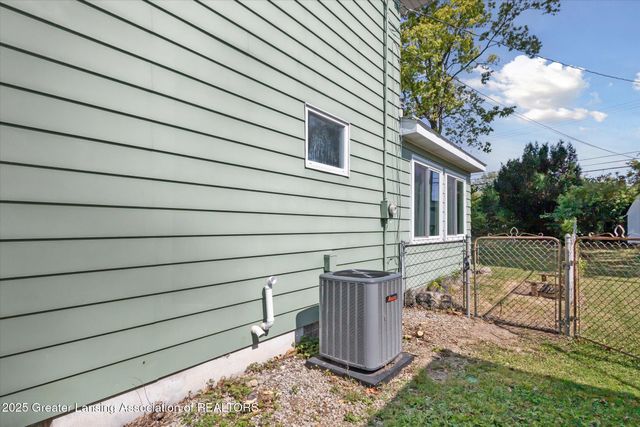 2400 Leon Avenue, Lansing, MI 48906