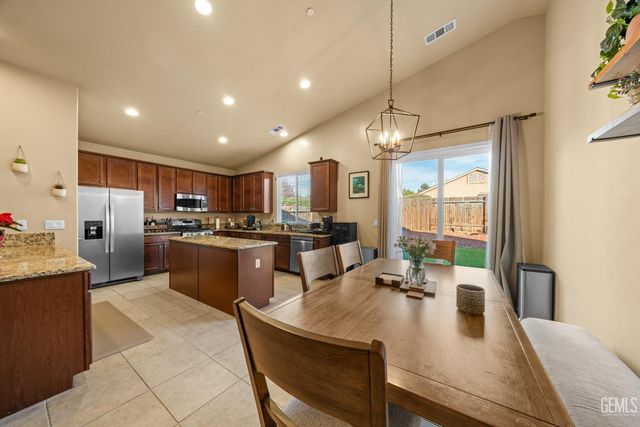 9214 Cadbury Drive, Bakersfield, CA 93311