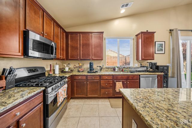 9214 Cadbury Drive, Bakersfield, CA 93311