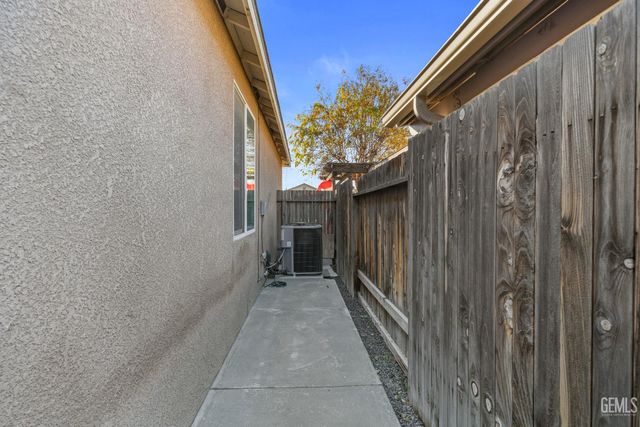 9214 Cadbury Drive, Bakersfield, CA 93311