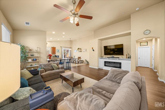 9214 Cadbury Drive, Bakersfield, CA 93311