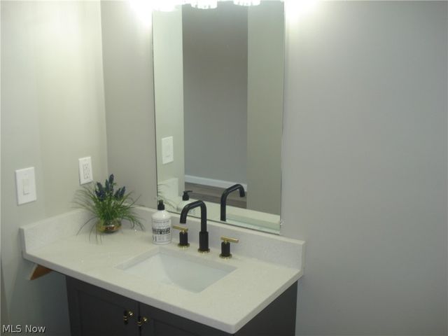 8290 Quail Point Lane, Mentor, OH 44060