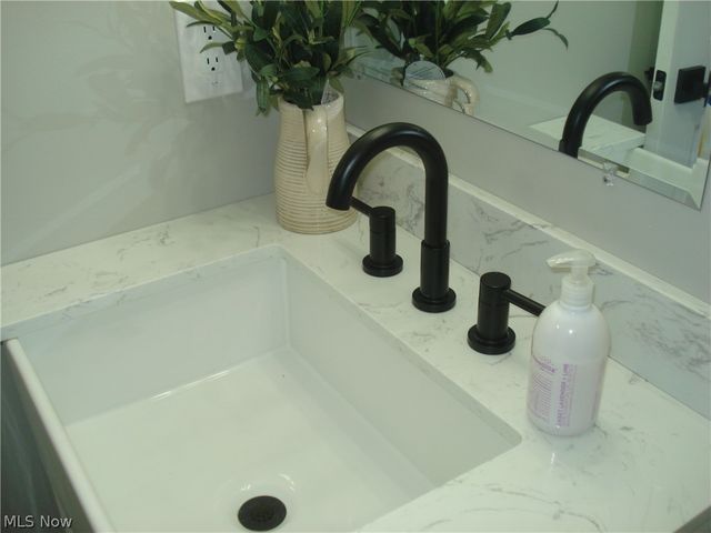 8290 Quail Point Lane, Mentor, OH 44060