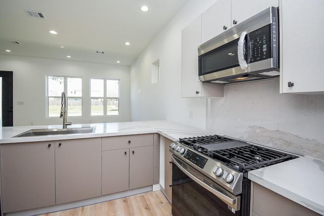 15000 S Richmond Avenue 6, Houston, TX 77082