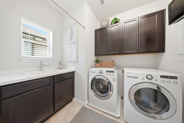 5920 VILLAGE CENTER DRIVE, Lithia, FL 33547