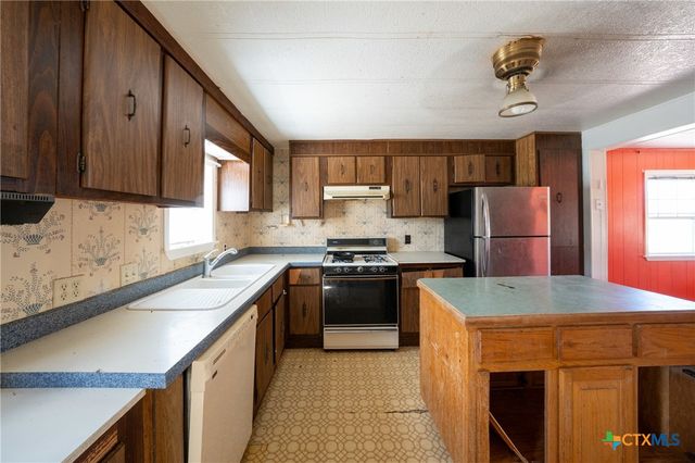 1611 W Main, Little River Academy, TX 76554