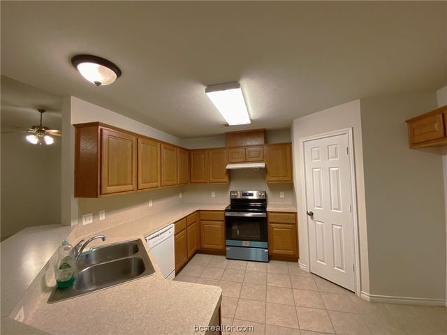 904 LaDove St, College Station, TX 77845