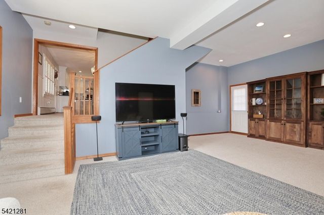 10 Hillside Rd, Ringwood Boro, NJ 07456