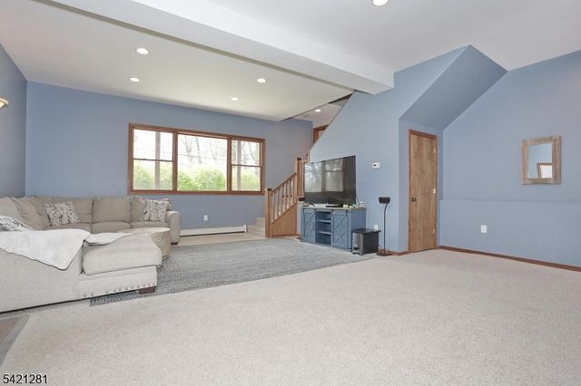 10 Hillside Rd, Ringwood Boro, NJ 07456