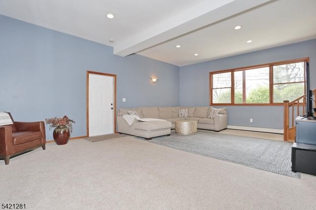 10 Hillside Rd, Ringwood Boro, NJ 07456