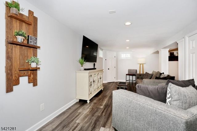 10 Hillside Rd, Ringwood Boro, NJ 07456