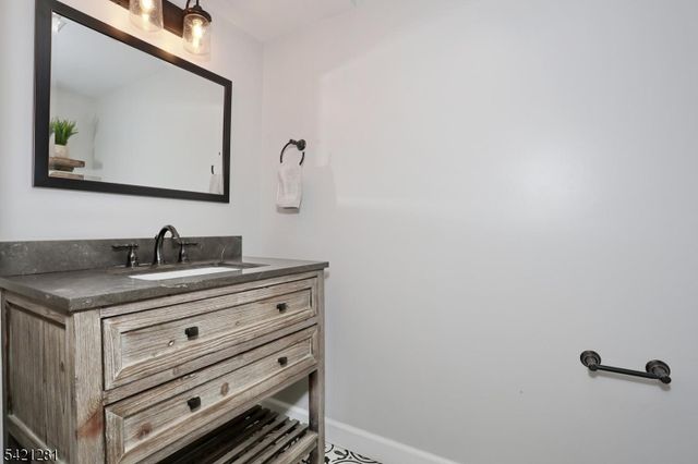 10 Hillside Rd, Ringwood Boro, NJ 07456