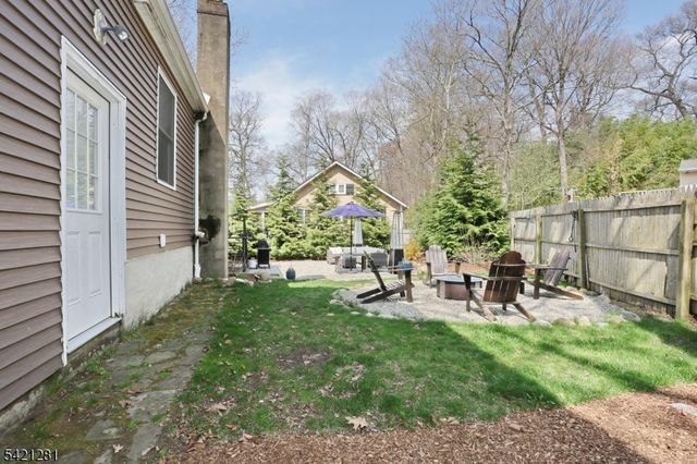 10 Hillside Rd, Ringwood Boro, NJ 07456