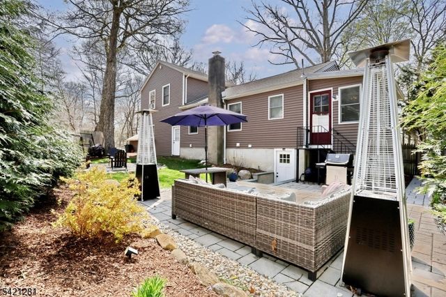 10 Hillside Rd, Ringwood Boro, NJ 07456