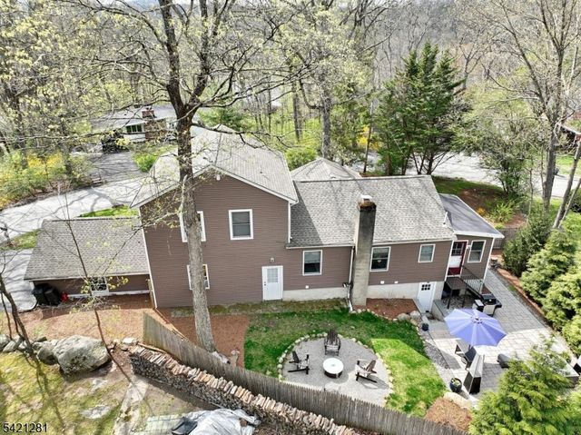 10 Hillside Rd, Ringwood Boro, NJ 07456