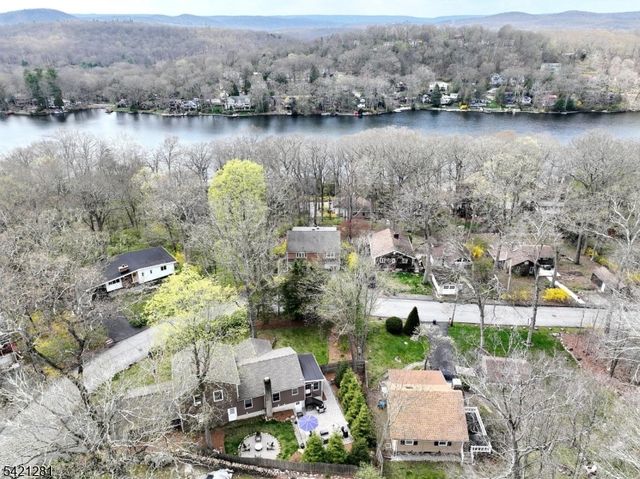 10 Hillside Rd, Ringwood Boro, NJ 07456